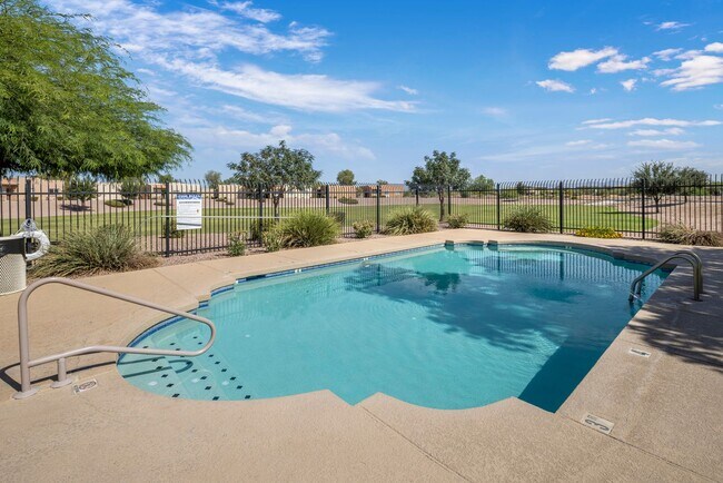 Building Photo - Beautiful 3 bedroom patio home with open f...
