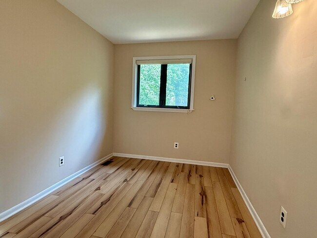 Building Photo - 5545 Doral Dr