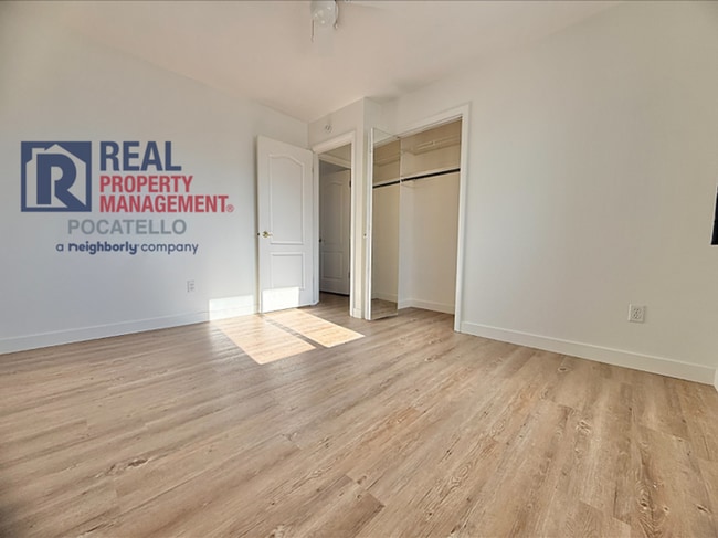 Building Photo - 4 bed 3 bath house - 2 car garage - RV parking