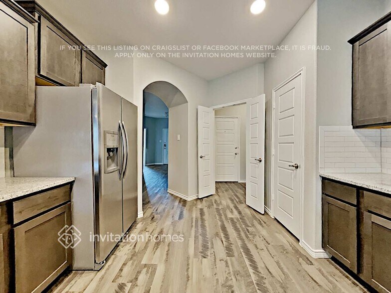 Building Photo - 717 Jamestown Ln