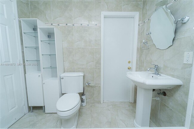 Building Photo - 430 NE 145th St