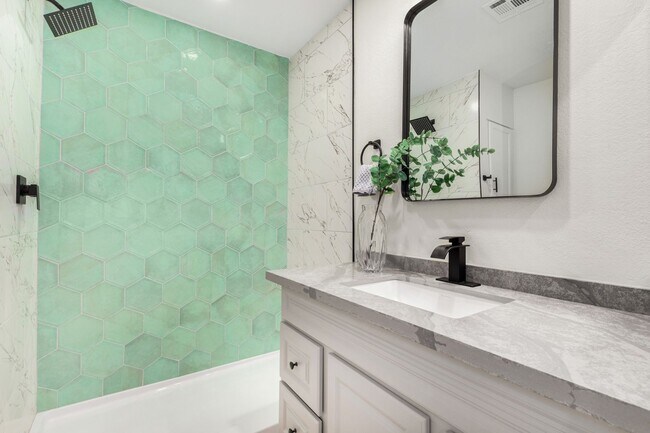 Building Photo - Fully Remodeled 4-Bedroom Home in Prime Gi...