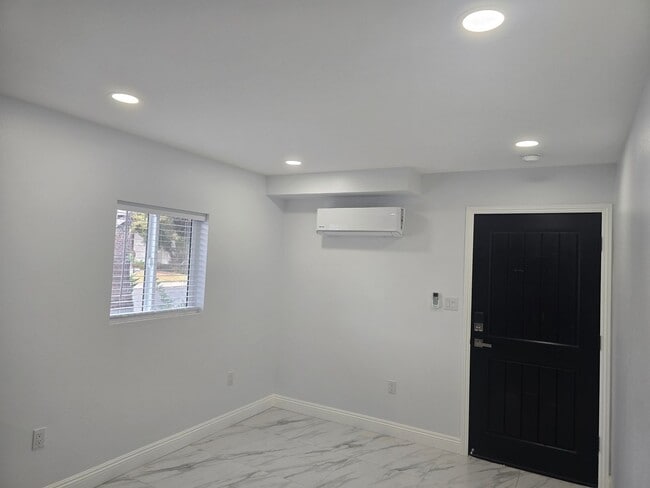Building Photo - Cozy Unit in Westminster for Lease