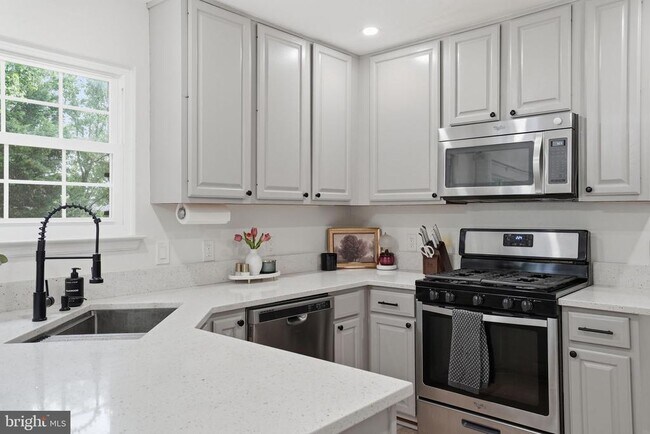 Building Photo - 5710 Ridgedale Dr