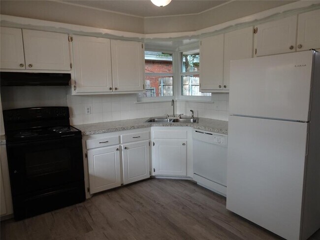 Building Photo - 2305 Maple Dr