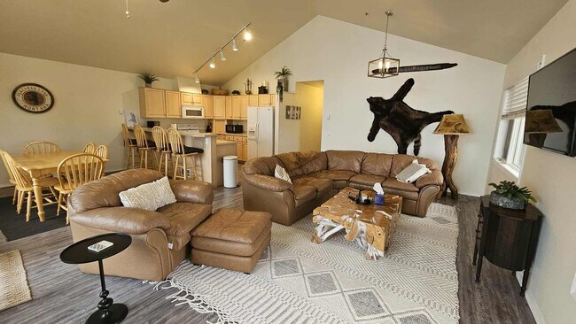 Building Photo - Fully Furnished Condo on Lake - This can be unfurnished