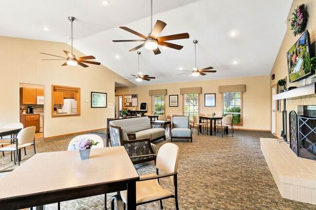 Building Photo - Two Bedroom Signature Style Apartment on t...
