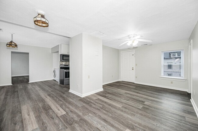 Building Photo - 98 School St