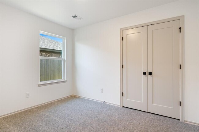 Building Photo - 417 Haven St