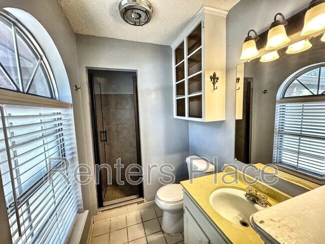 Building Photo - 705 Greenview Cir