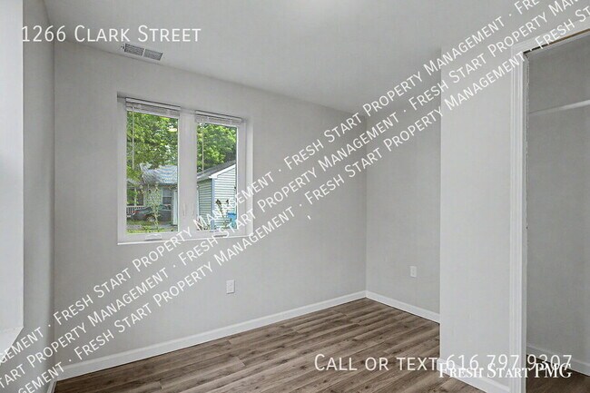 Building Photo - 1266 Clark St