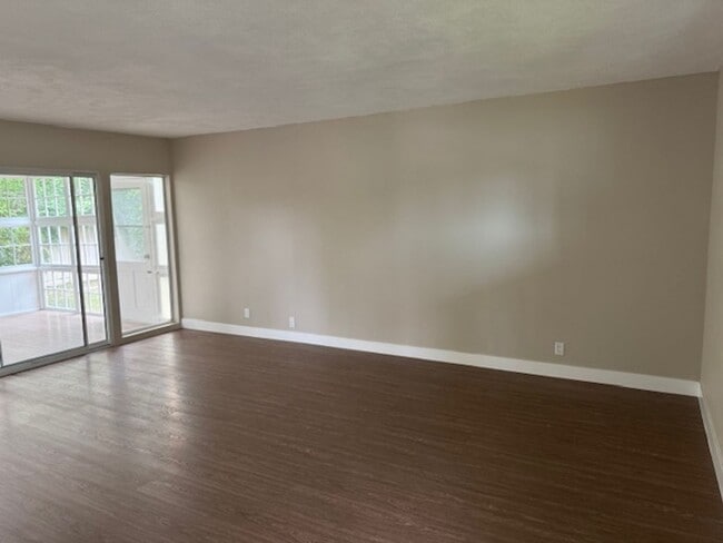 Building Photo - Newly Renovated 4 Bedroom 2 Bath home, wit...