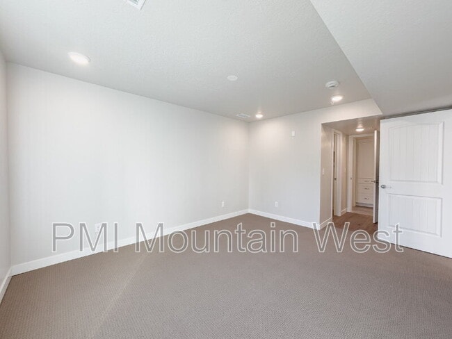 Building Photo - 1032 E 400 S