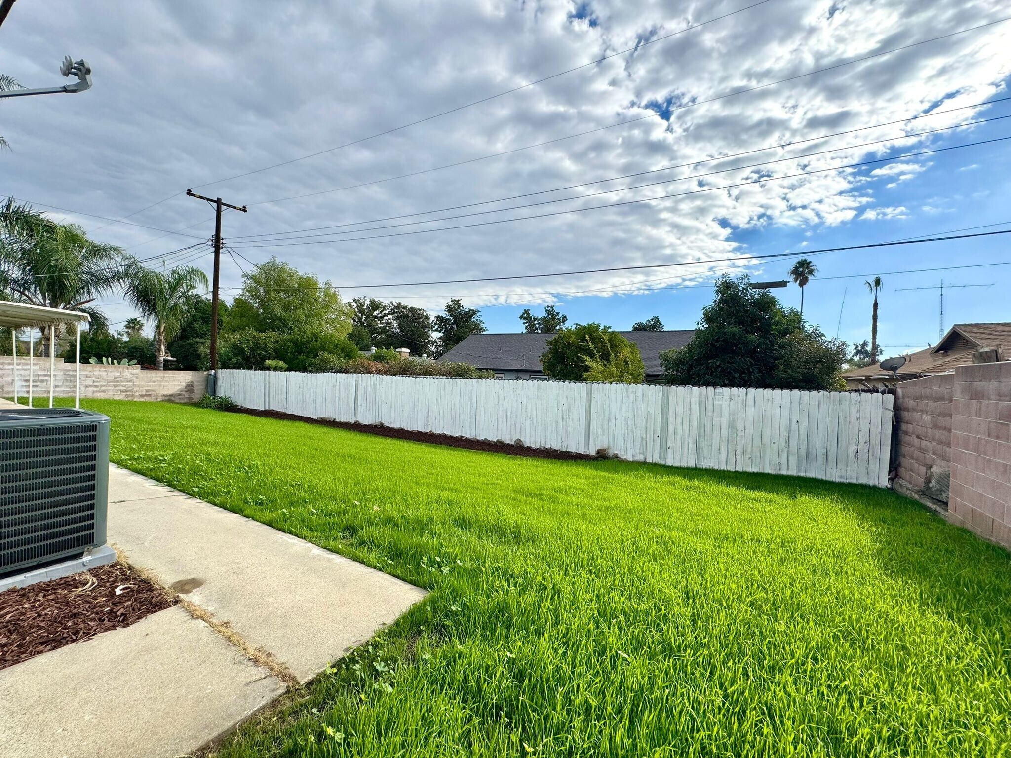 Building Photo - 251 E Heather St