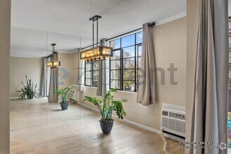 Building Photo - 117 S Doheny Dr