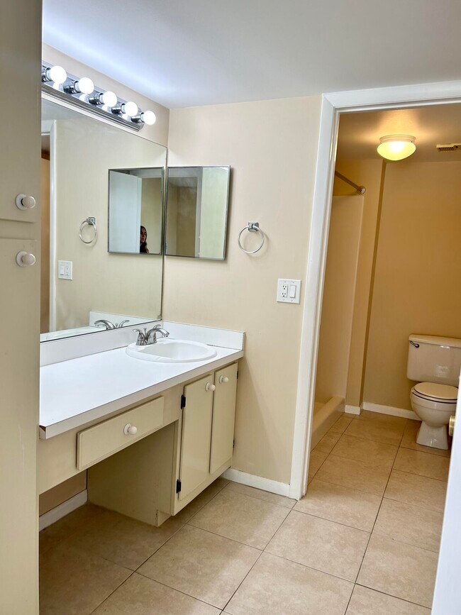 Building Photo - 6649 Somerset Dr