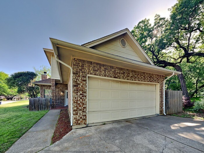 Building Photo - 104 NE Timber Ridge Dr