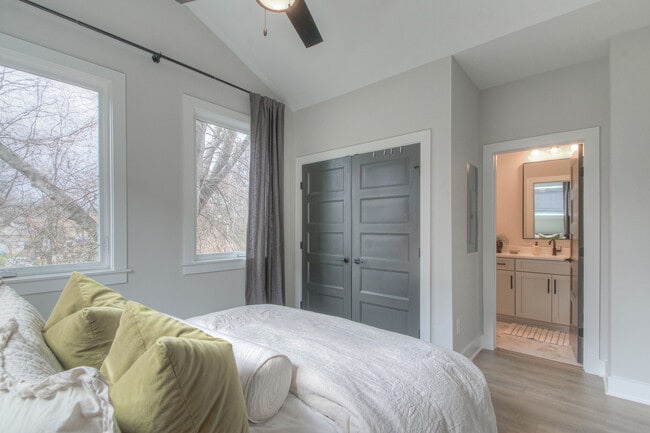 Building Photo - 801 Cherokee Ave