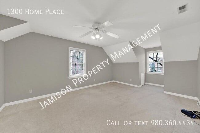 Building Photo - 1300 Home Pl