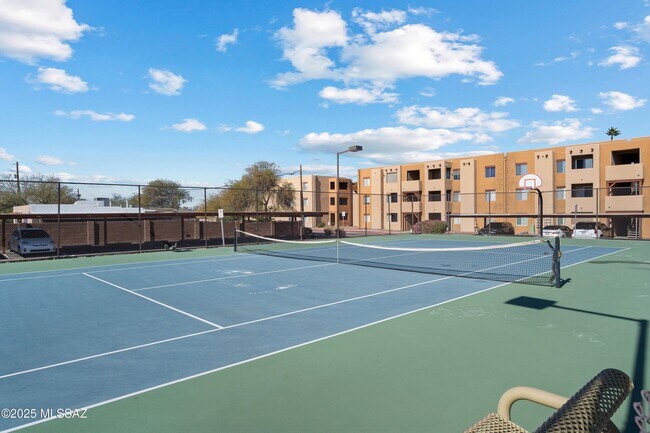 Building Photo - 1810 E Blacklidge Dr