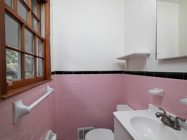 Building Photo - 858 Gaylemont Cir