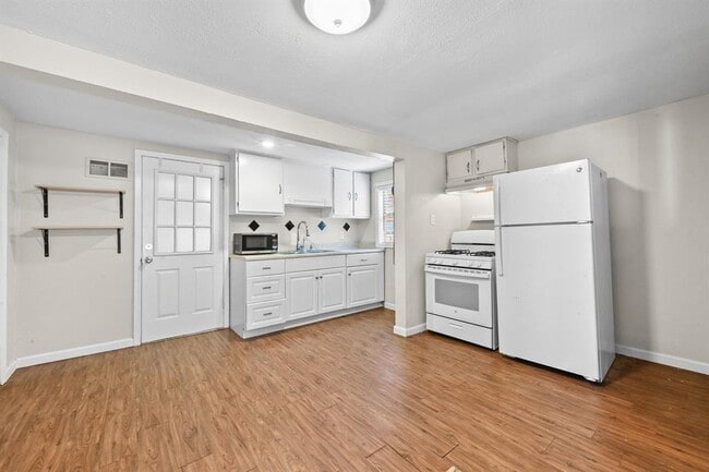 Building Photo - 1706 Riverview St