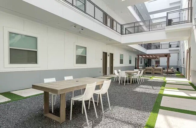 Building Photo - Luxury 1 Bedroom + Flex Space | 2 Full Baths | 975 Sq. Ft. | The Cedars, Dallas