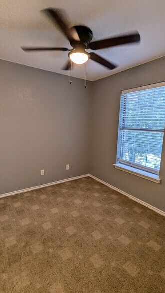 Building Photo - 1003 Vedral Pl
