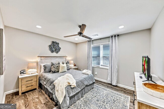 Building Photo - 527 Charing Cross Dr