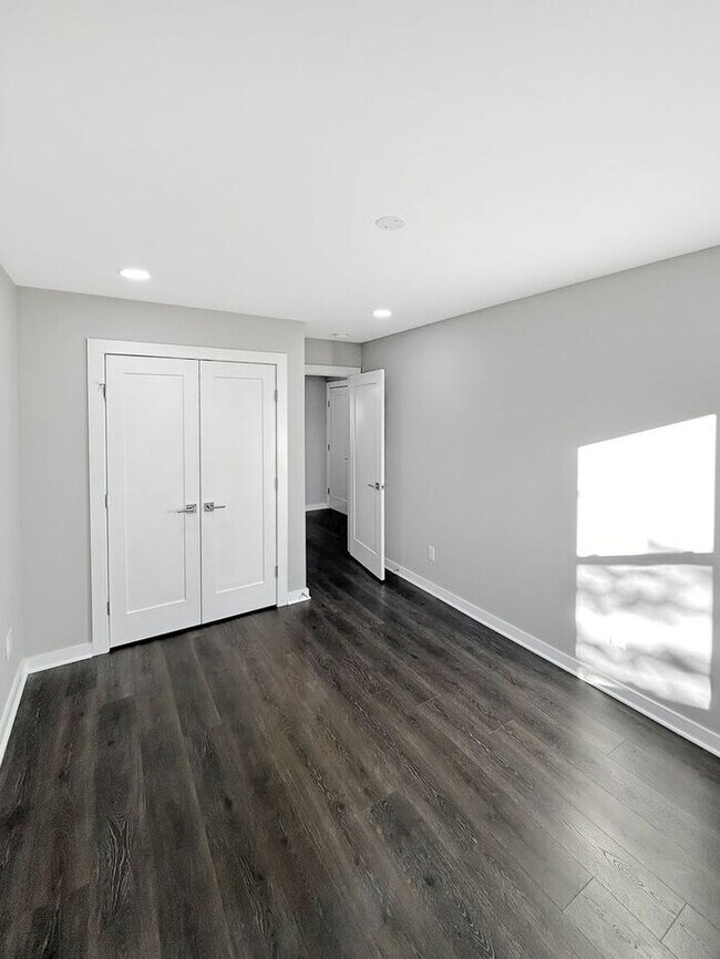 Building Photo - Modern 3-Bedrooms Townhome with Natural Li...