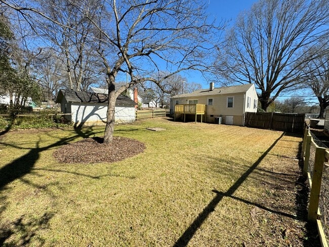 Building Photo - 2Bd/1Ba Fully Renovated 2024 House with Fe...