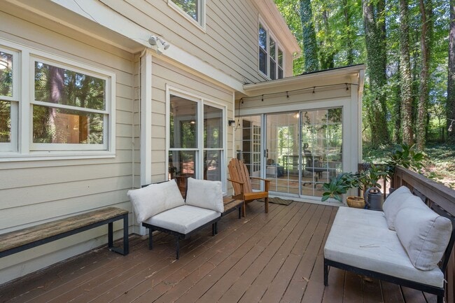 Building Photo - Beautiful 4BR, 3.5BA Tri-Level Home in Wel...