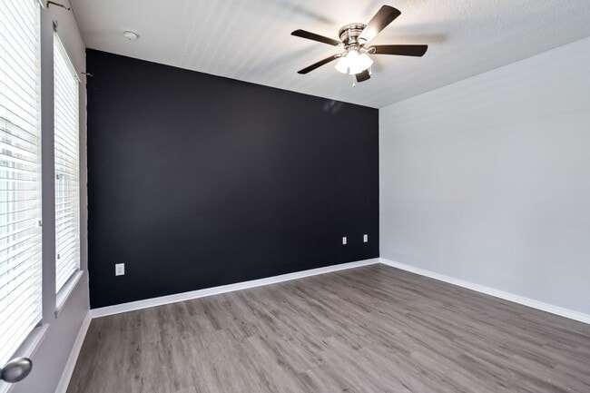 Building Photo - MOVE IN SPECIAL- Beautiful 4/2.5 Townhome ...