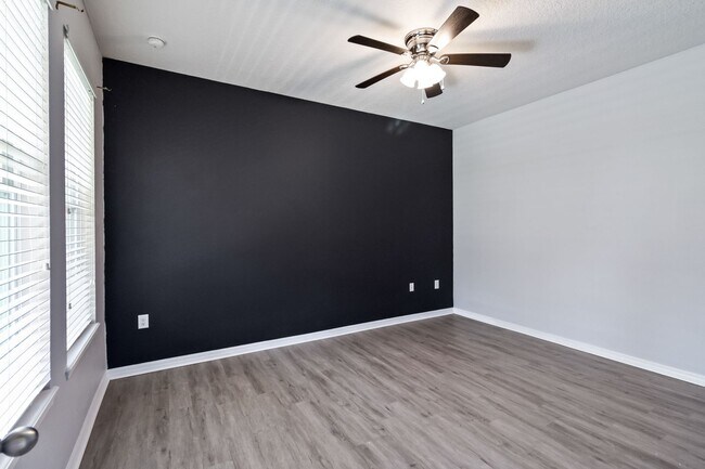 Building Photo - MOVE IN SPECIAL- Beautiful 4/2.5 Townhome For Rent in Harmony