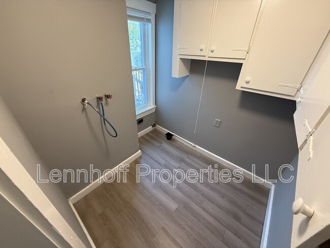 Building Photo - 142 Jewett St