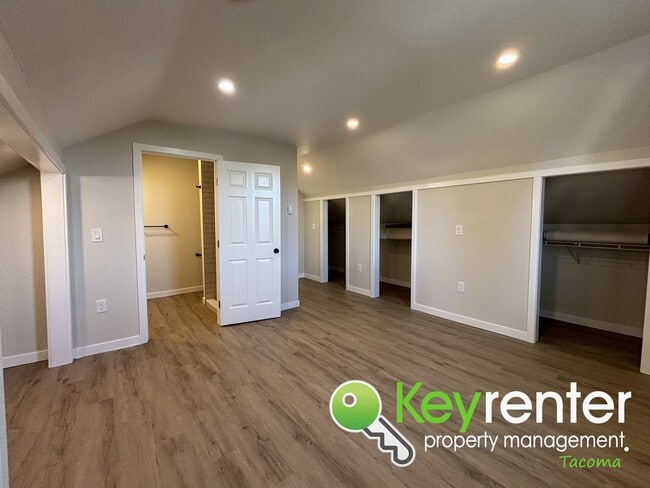 Building Photo - One of a Kind Multi-level Home in Tacoma!