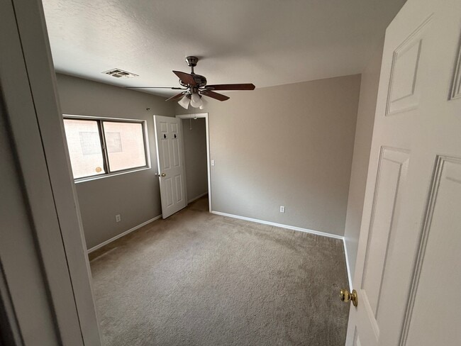 Building Photo - 521 W Jardin Loop