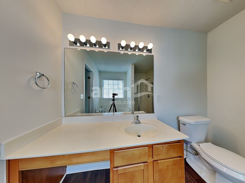 Building Photo - 6016 Glen Way Dr