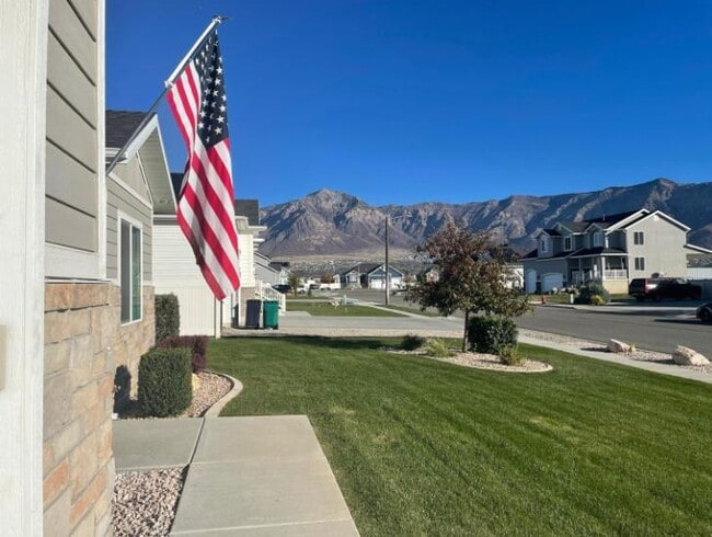 Building Photo - 1335 N 200 E