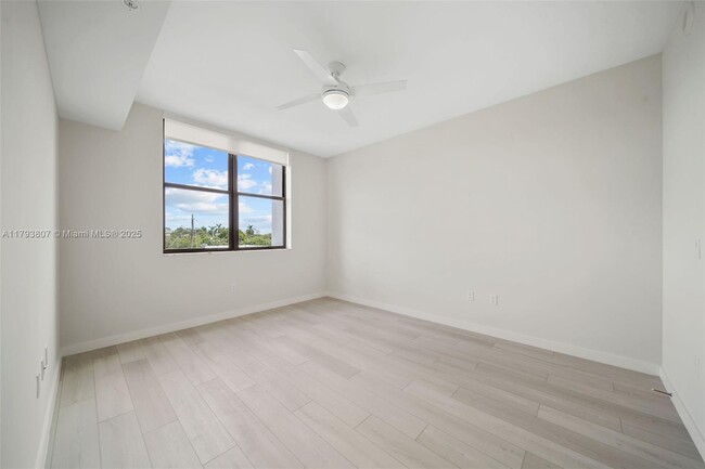 Building Photo - 555 NE 8th St