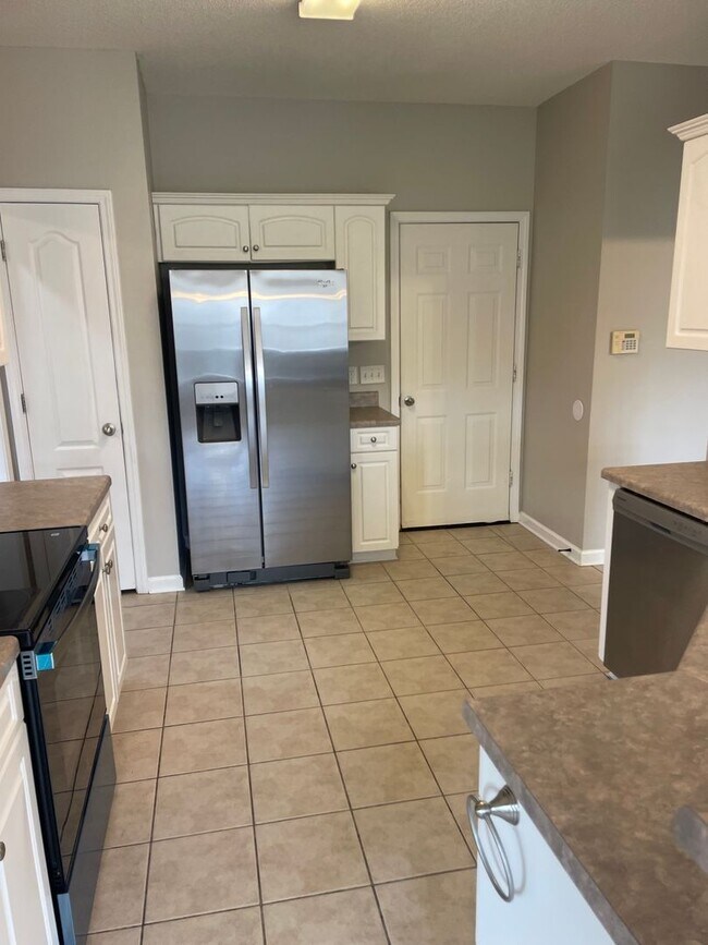 Building Photo - 4BR w/ Fenced Backyard + Garage in Lakeland