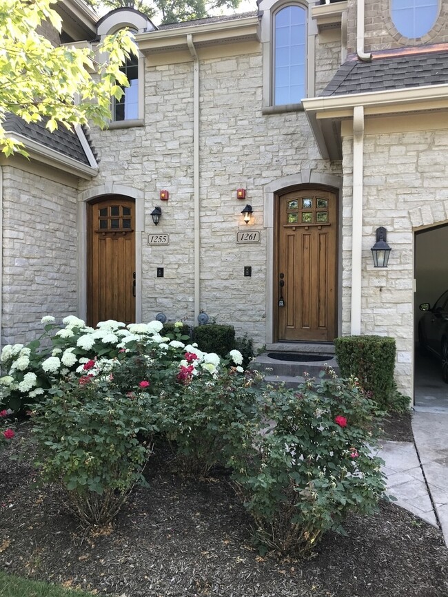 Building Photo - 1261 Caroline Ct