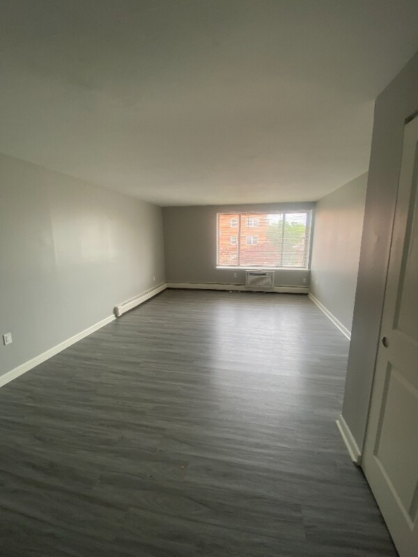 Building Photo - 31 Gillett St