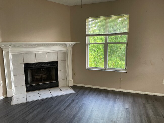 Building Photo - 2208 Northlake Dr