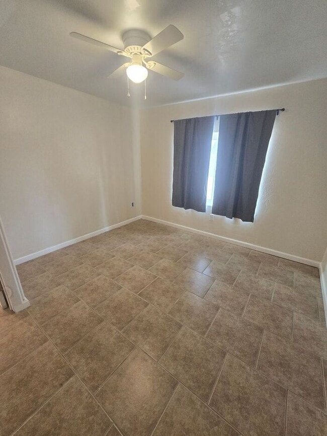 Building Photo - Spacious 3bd/1ba in a HUGE GATED Property!