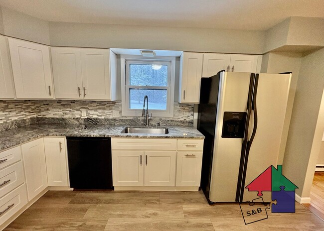 Building Photo - Modern 3 Bedroom 2.5 Bathroom Shelburne Apartment!