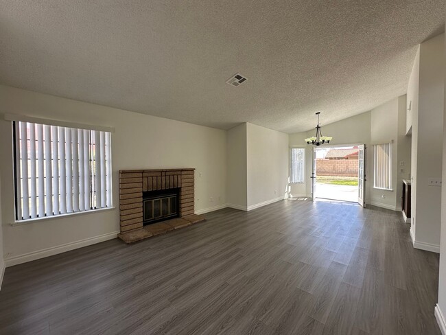 Building Photo - SPACIOUS NEWLY RENOVATED 3BED2BATH HOME WI...