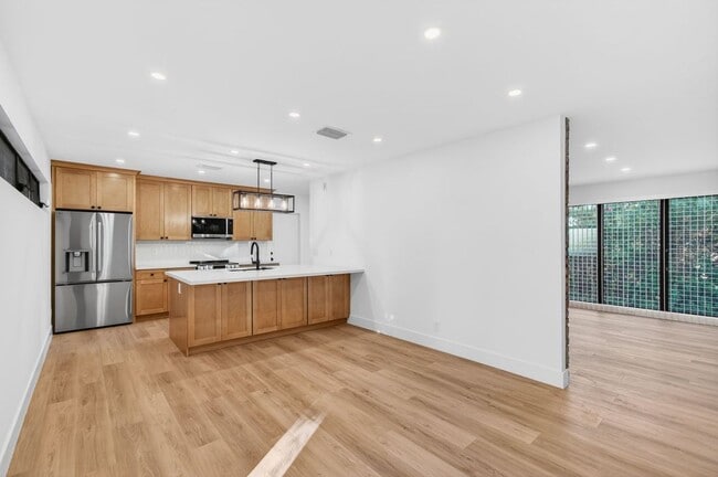 Building Photo - 2 BEDROOMS 1 BATHROOM!