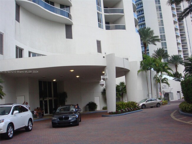 Building Photo - 15811 Collins Ave