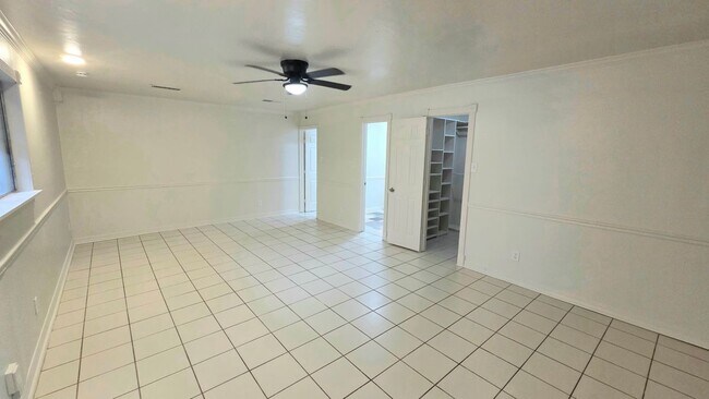Building Photo - 215 Johnson Dr